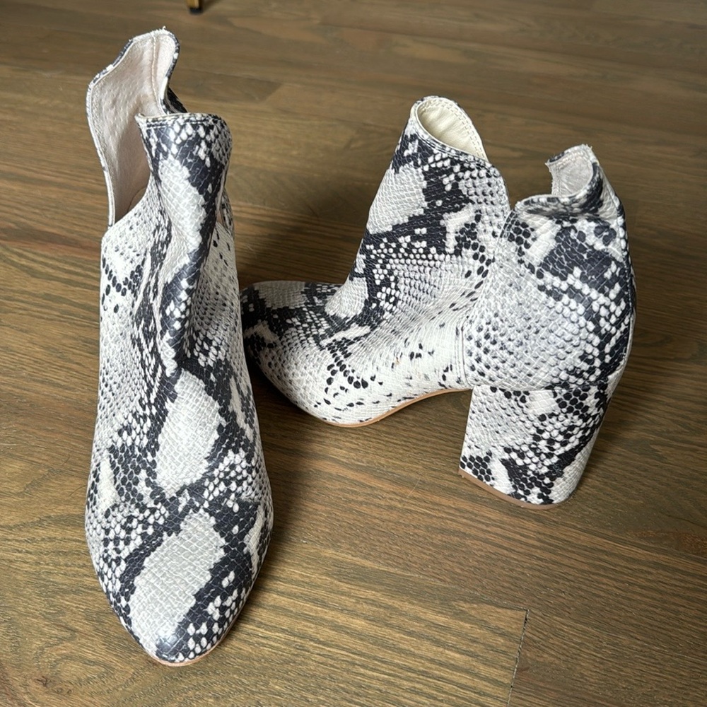 Steve Madden Snake Print Booties
Size 8.5